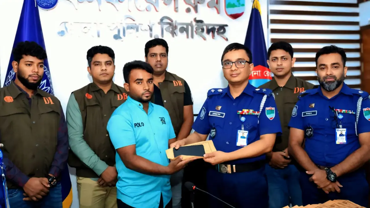 চুরি হওয়া ১১৯ মোবাইল ফিরে পেলেন প্রকৃত মালিকরা