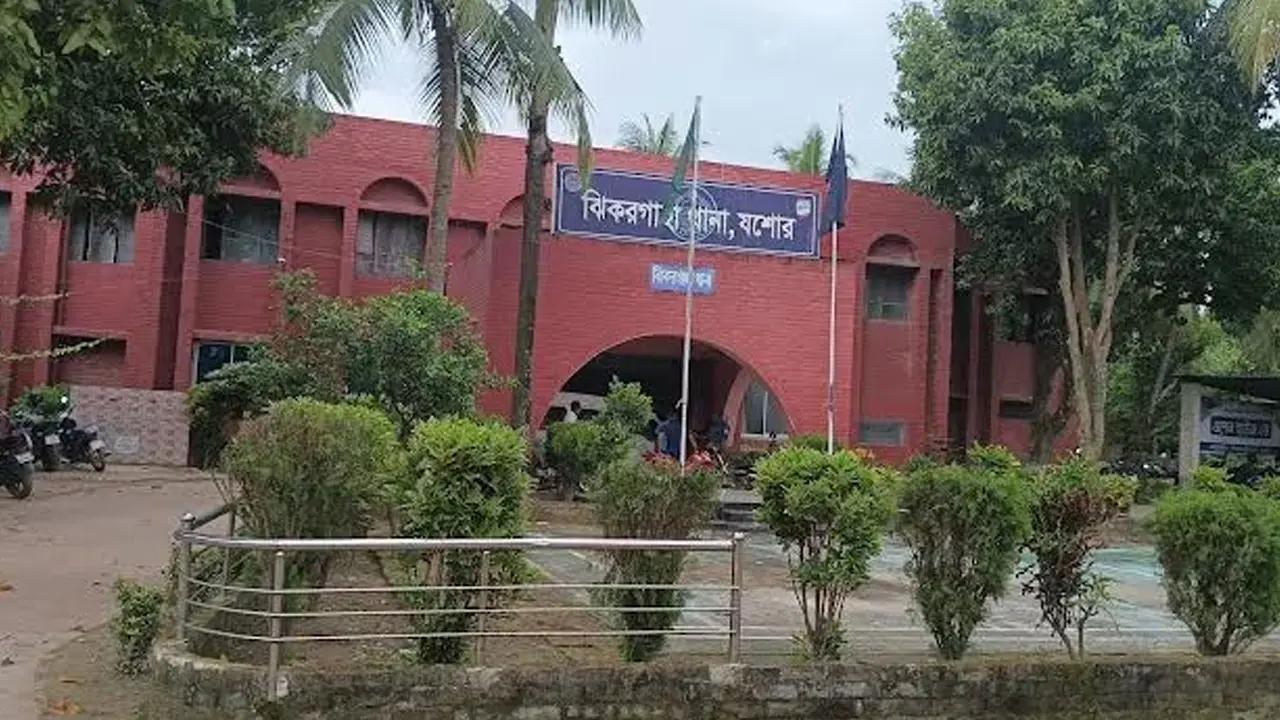 ঝিকরগাছায় বিএনপির দু’গ্রুপের সংঘর্ষ, ছেলে-বাবাসহ ৩ জনকে কুপিয়ে জখম