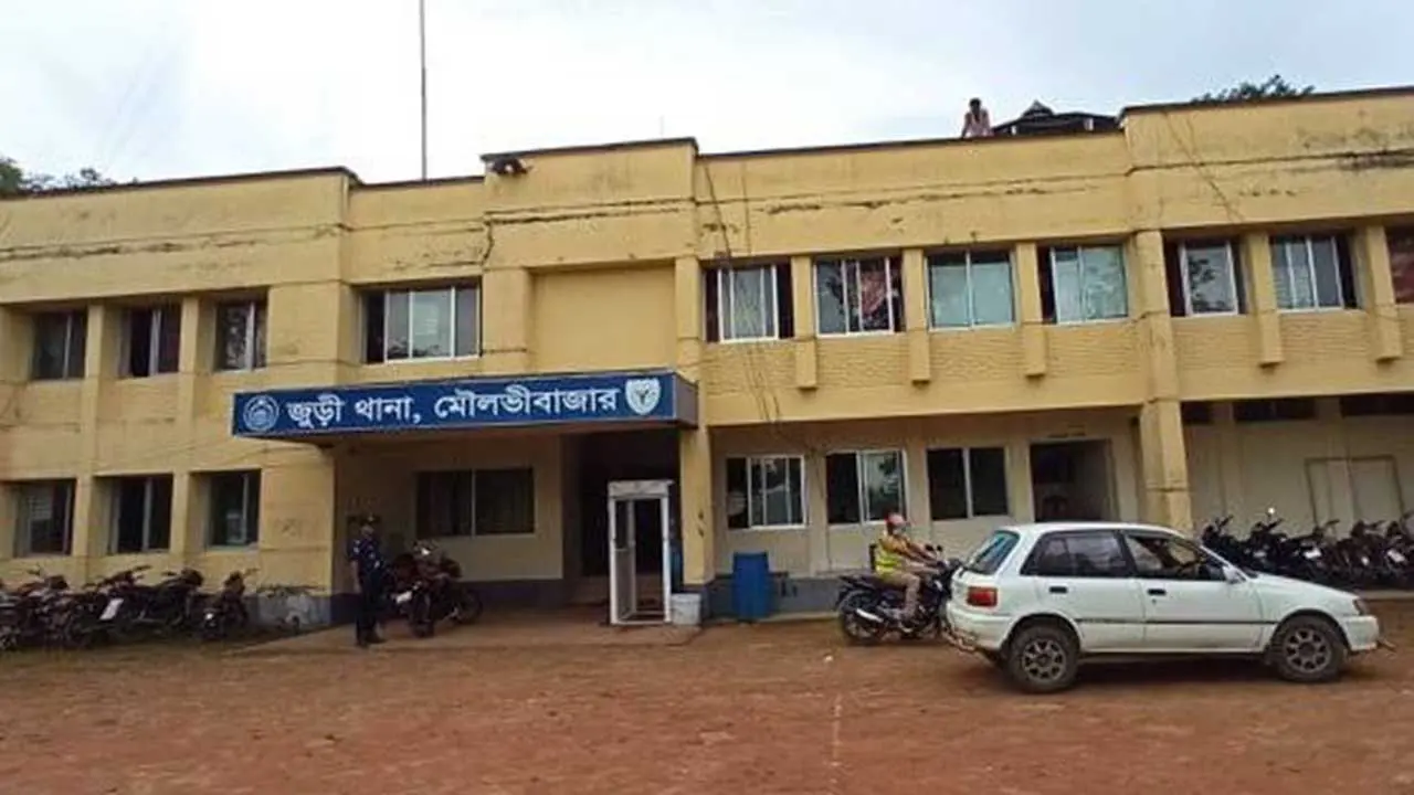 ঘুম থেকে উঠে লিটন দেখে ঘরের মেঝেতে মা আর রাস্তায় পড়ে আছে বাবা
