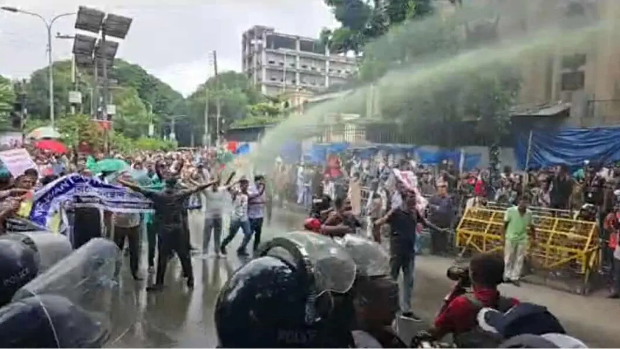 কাকরাইলে জলকামান-সাউন্ড গ্রেনেডে ছত্রভঙ্গ চাকরিচ্যুত বিডিআর সদস্যরা