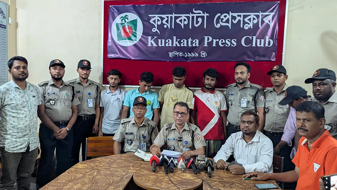 কুয়াকাটায় ভয়ংকর মাদক ক্রিস্টাল মেথসহ আটক ৪