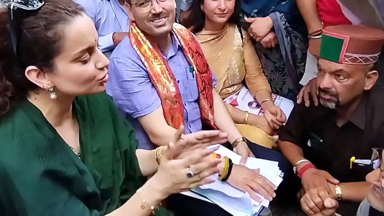 পায়ের কাছে ৮০ বছরের বৃদ্ধ, বিরক্ত কঙ্গনা: সমালোচনার মুখে অভিনেত্রী