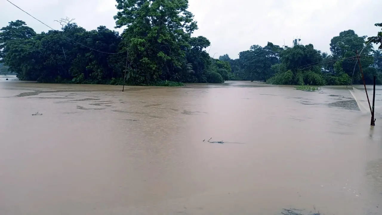 আশ্রয়কেন্দ্রে শতাধিক পরিবার, দীঘিনালা-লংগদু সড়কে যান চলাচল বন্ধ