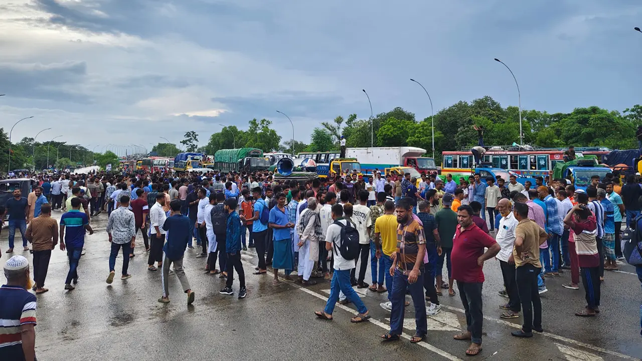 কেএমপি কমিশনারের পদত্যাগ দাবিতে রূপসা সেতু দেড় ঘণ্টা ব্লকেড
