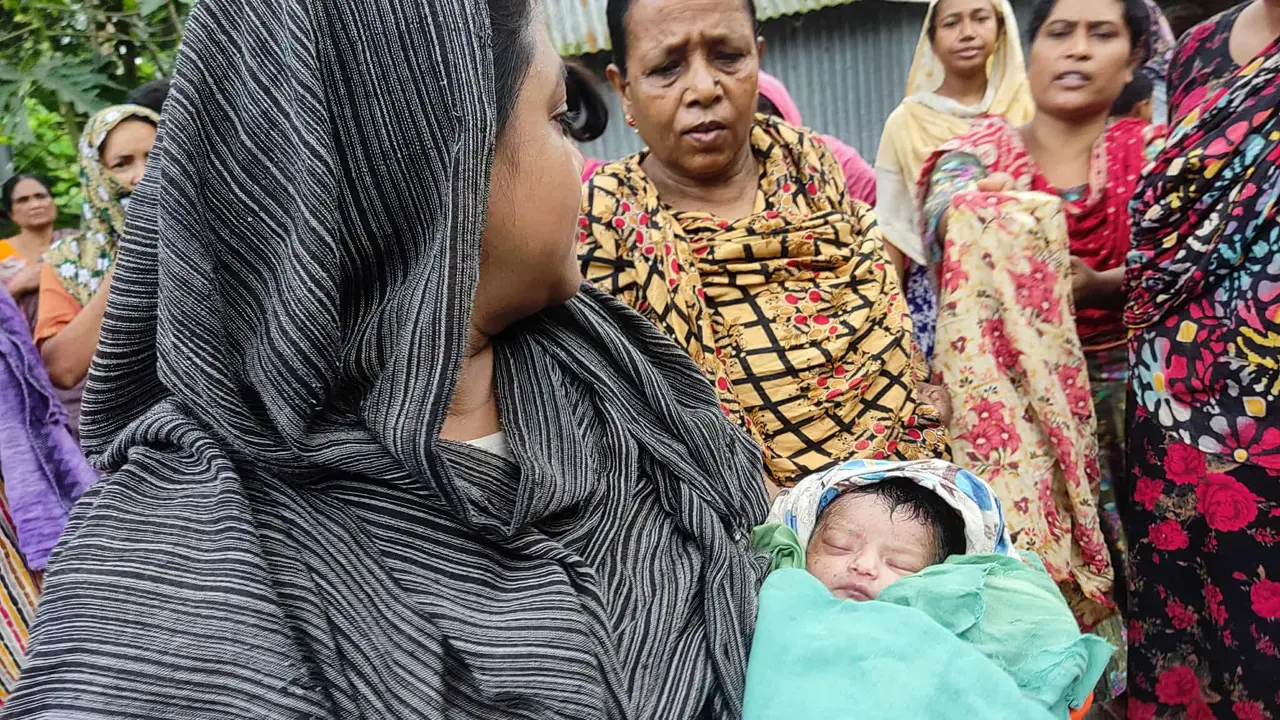 খুলনায় বাগান থেকে নবজাতক উদ্ধার, দত্তক নিতে মানুষের ভিড়