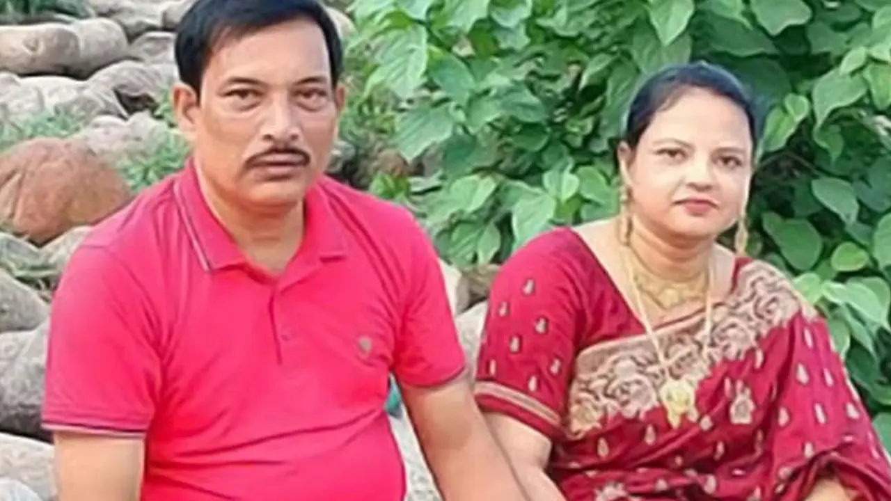 বিয়ের ৩০ বছর পর একসঙ্গে দাখিল পাস করলেন স্বামী-স্ত্রী