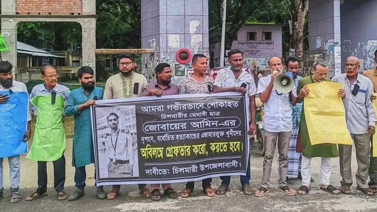 ছেলে হত্যার বিচার চেয়ে রাস্তায় ব্যানার হাতে বাবার আহাজারি