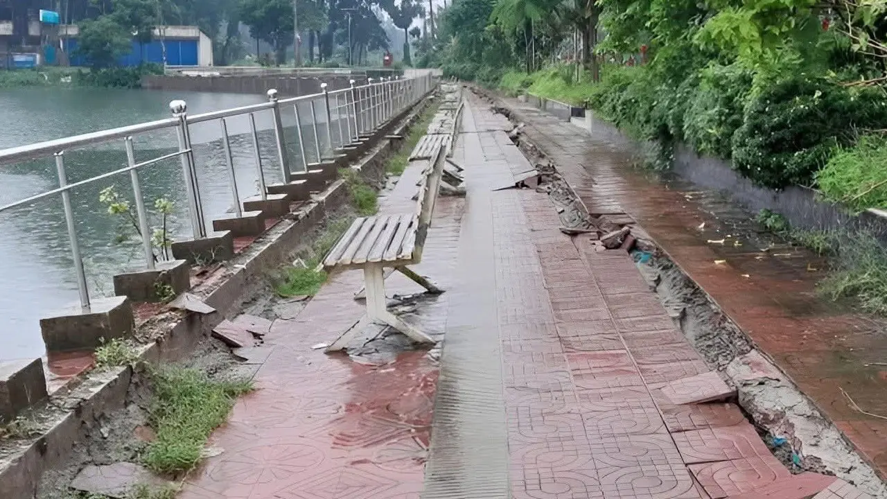 লক্ষ্মীপুরে টানা বৃষ্টিতে দেবে গেছে পার্কের ওয়াকওয়ে, জলাবদ্ধতায় দুর্ভোগ