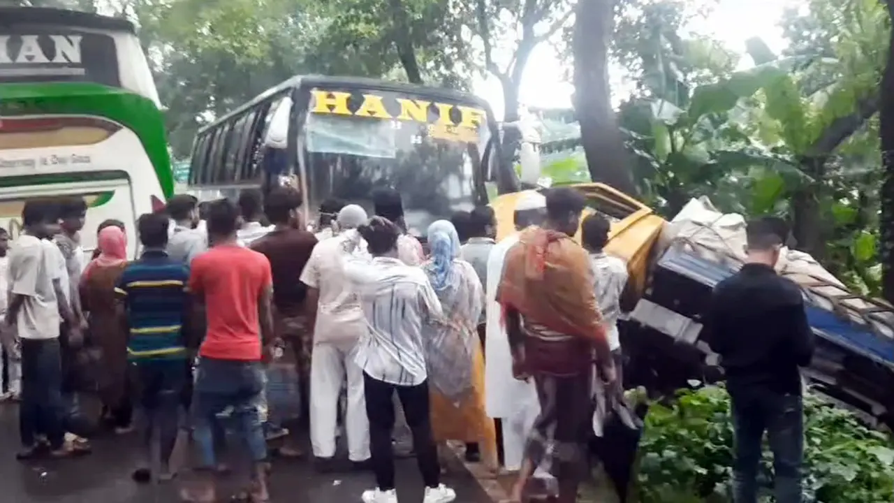 ঢাকা-বরিশাল মহাসড়কে বাস-ট্রাকের ত্রিমুখী সংঘর্ষ