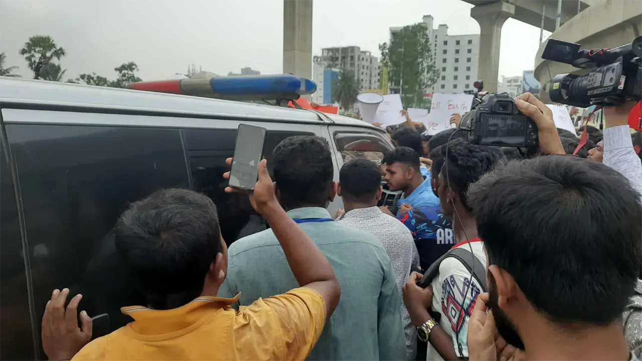 ভুয়া ভুয়া স্লোগান মাইলস্টোন শিক্ষার্থীদের