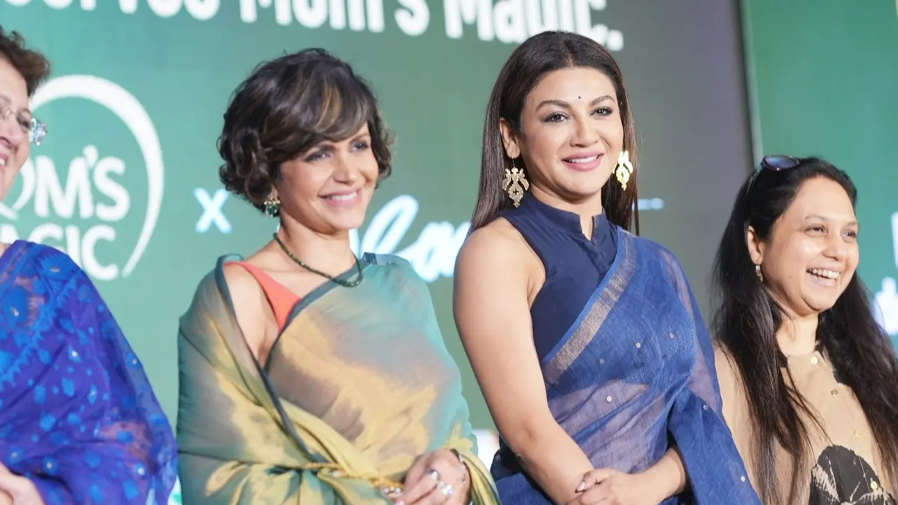 বলিউড তারকা মন্দিরা বেদীর সঙ্গে একমঞ্চে জয়া আহসান