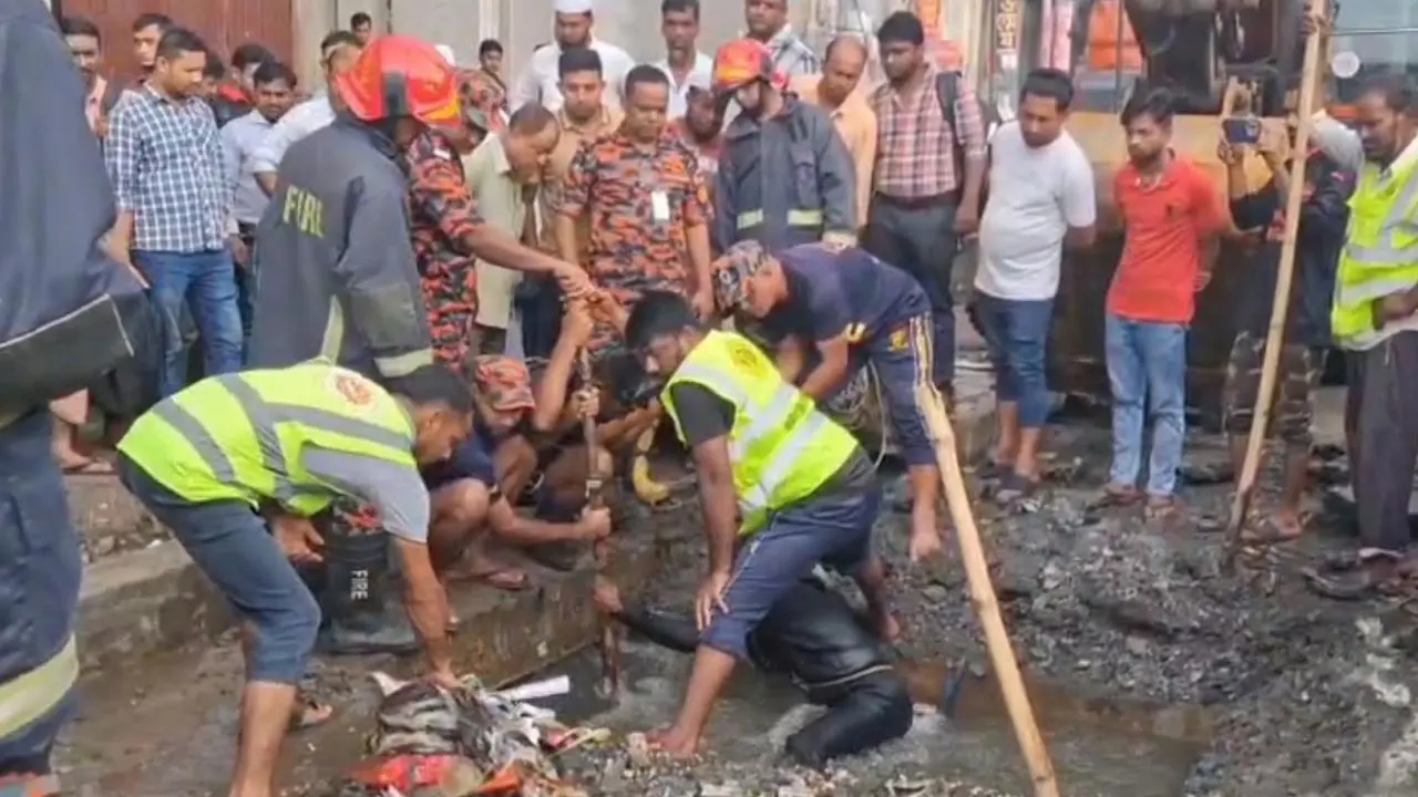 টঙ্গীতে ম্যানহোলে পড়ে নারী নিখোঁজ, উদ্ধারের চেষ্টায় ফায়ার সার্ভিস  