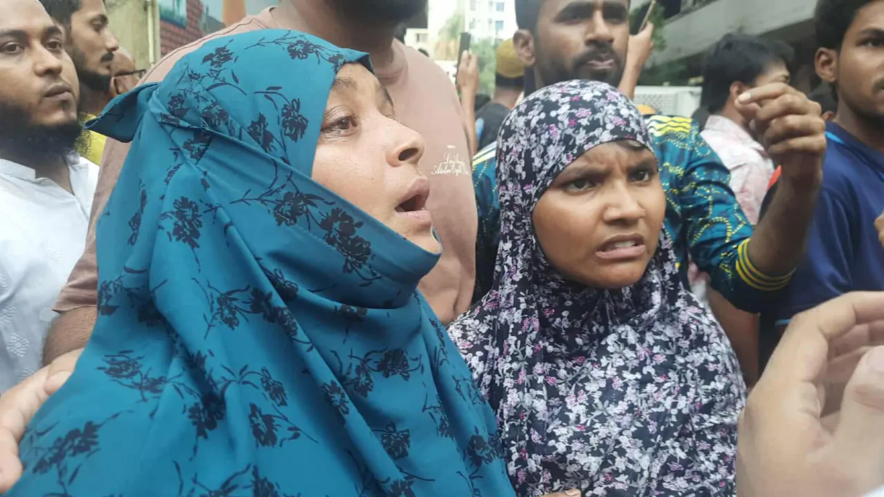 ‘একটু বলেন আমার মেয়ে কোথায় আছে’, সন্তানের খোঁজে মা