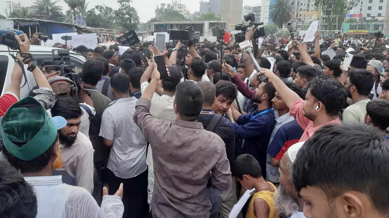 বাধা উপেক্ষা করে রাস্তায় মাইলস্টোন শিক্ষার্থীরা, ৬ দাবিতে বিক্ষোভ