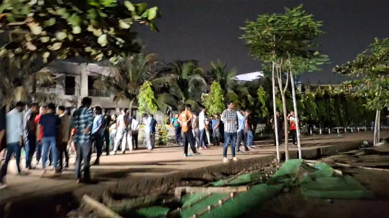 মরদেহের সঠিক সংখ্যা প্রকাশের দাবিতে মধ্যরাতে উত্তাল মাইলস্টোন কলেজ