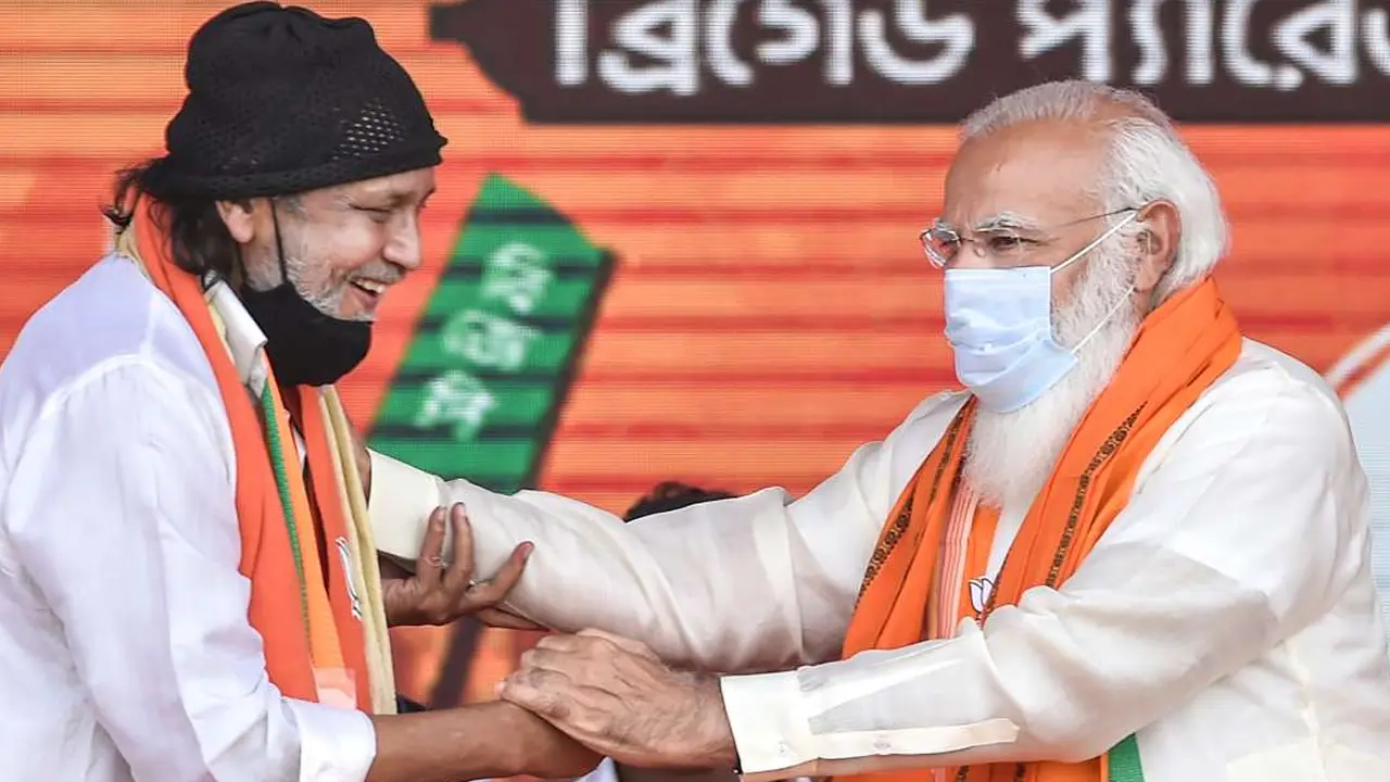 বয়সে ছোট মোদির পা ছুঁতে গেলেন মিঠুন, এরপর যা ঘটল
