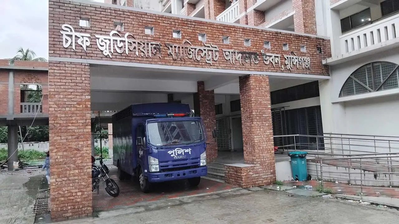 আদালত চত্বরে আসামিকে মারধর, বাদীপক্ষের ১২ জনকে ৪ ঘণ্টার সাজা
