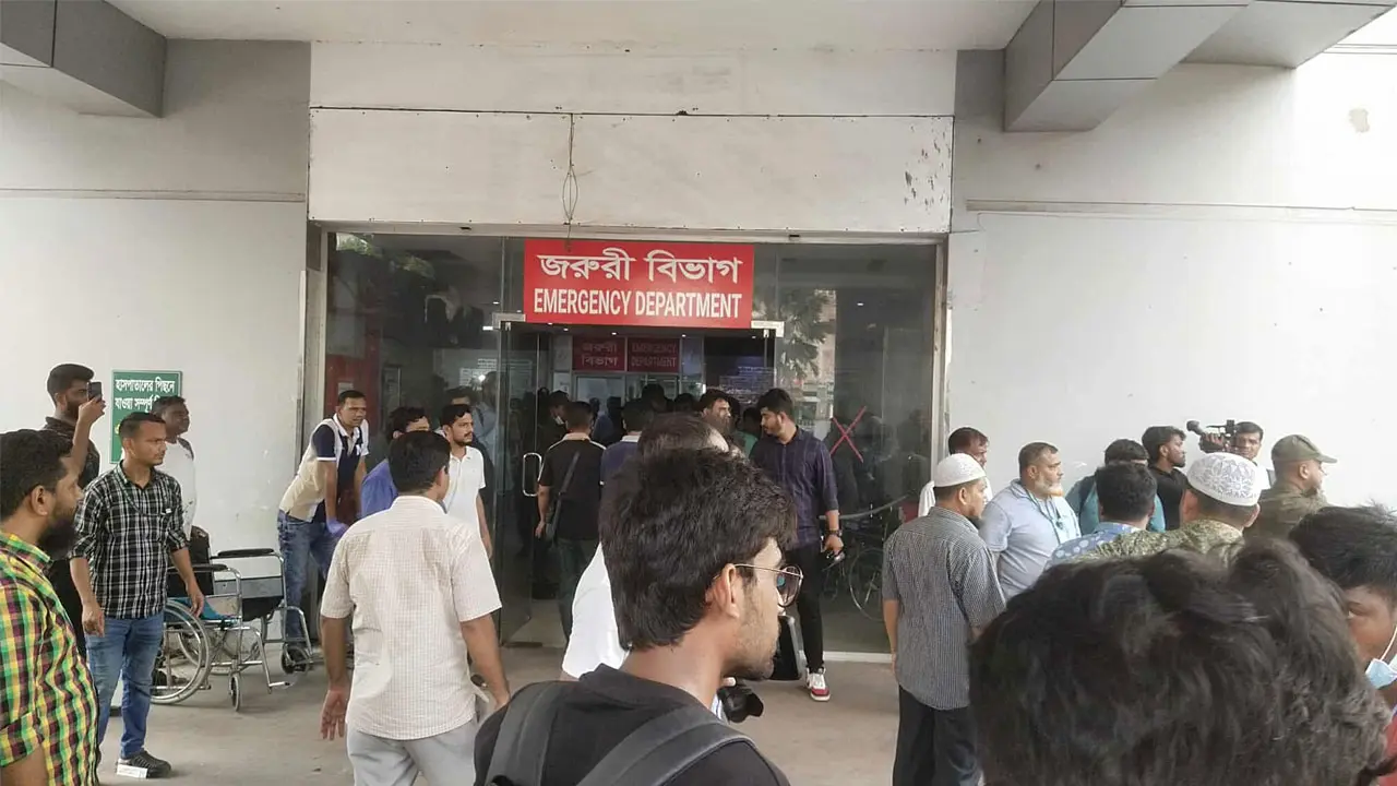 উত্তরায় প্রশিক্ষণ বিমান বিধ্বস্ত : নারী-শিশুসহ দগ্ধ ২৬ জন জাতীয় বার্নে