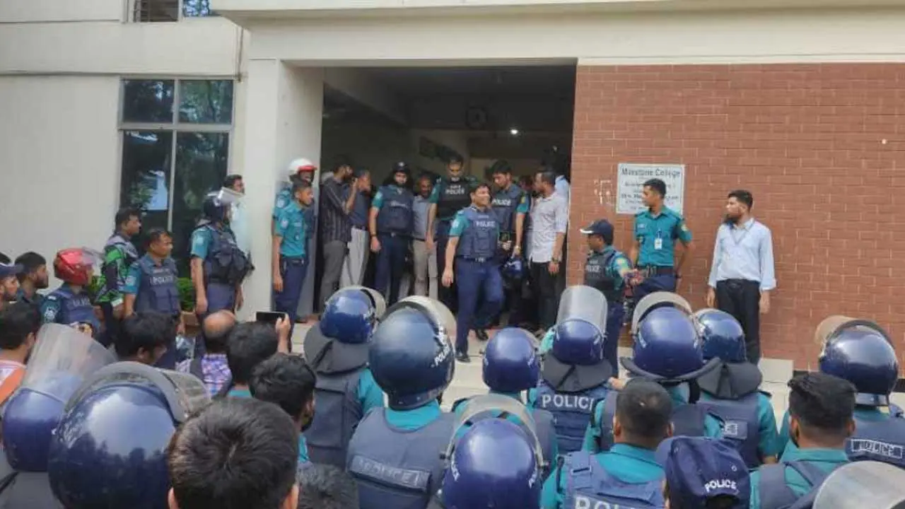 ৫ ঘণ্টা পর অবরুদ্ধ দশা থেকে মুক্ত হলেন দুই উপদেষ্টা