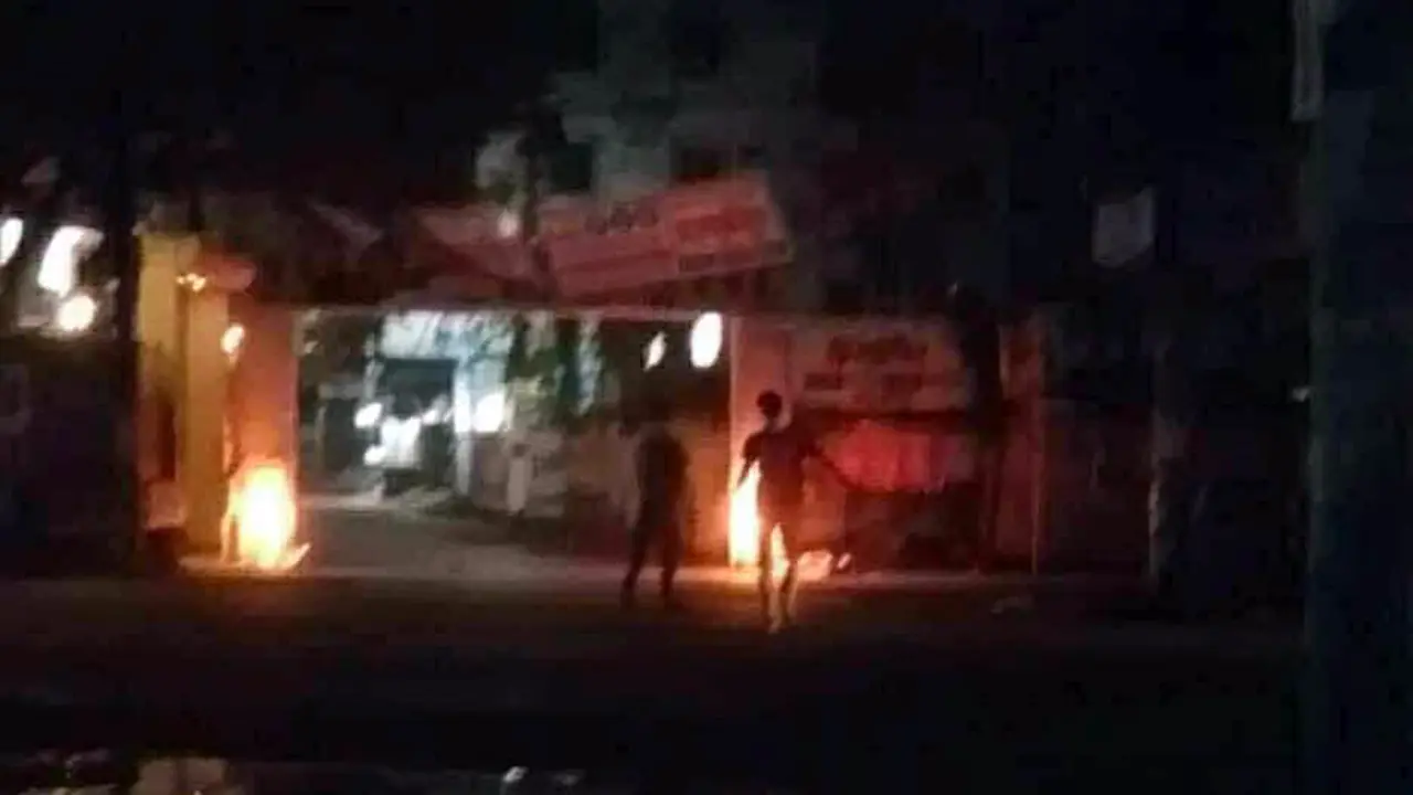 নারায়ণগঞ্জে মধ্যরাতে এনসিপির তোরণে দুর্বৃত্তদের আগুন