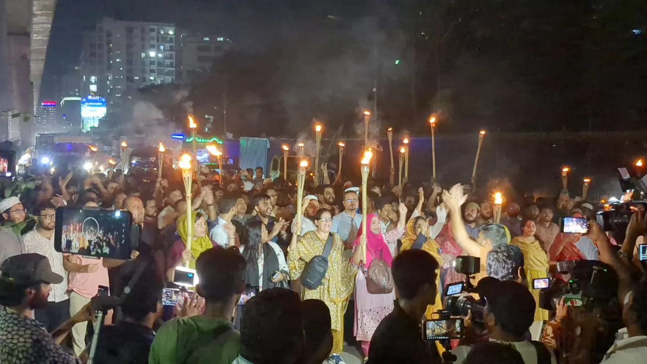 গোপালগঞ্জে হামলার প্রতিবাদে ঢাকায় এনসিপির মশাল মিছিল