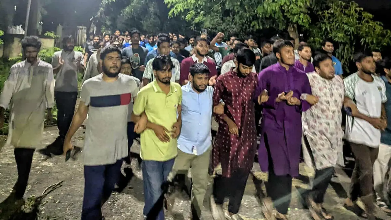 মিটফোর্ডে নৃশংস হত্যাকাণ্ডের প্রতিবাদে নোবিপ্রবিতে বিক্ষোভ মিছিল
