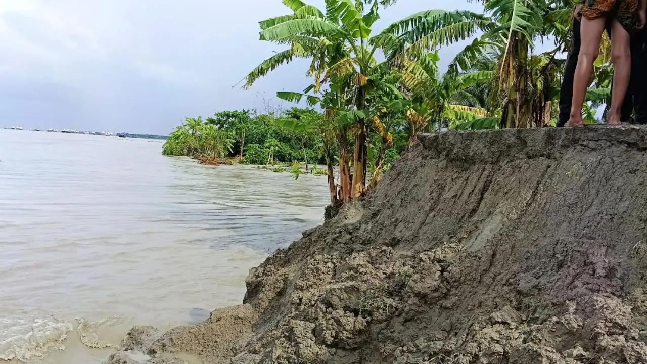 হাতিয়ায় জোয়ারে ৩ কিলোমিটার বেড়িবাঁধ ক্ষতিগ্রস্ত, বিস্তীর্ণ জনপদ প্লাবিত