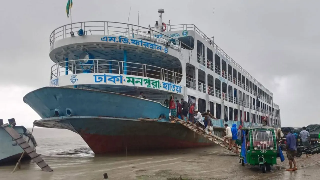 হাতিয়ায় দমকা হাওয়া ও গুঁড়ি গুঁড়ি বৃষ্টি, নৌ যোগাযোগ বন্ধ