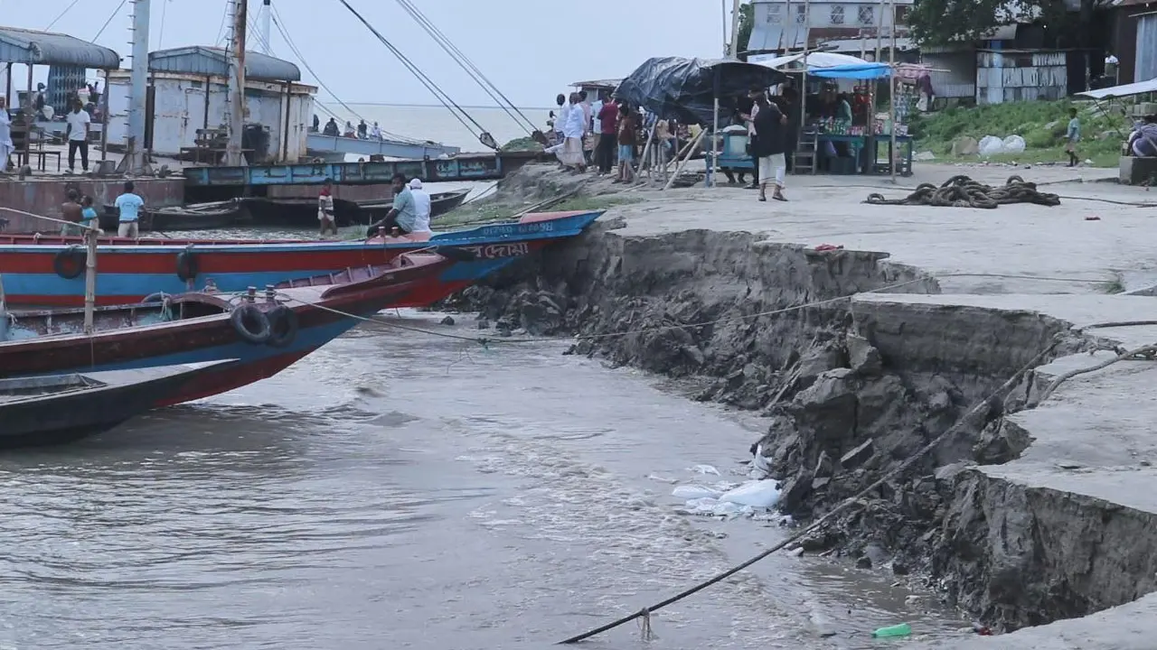 পাবনায় তীব্র নদী ভাঙনে বিলীনের মুখে ফেরিঘাট, আতঙ্কে পাড়ের বাসিন্দারা