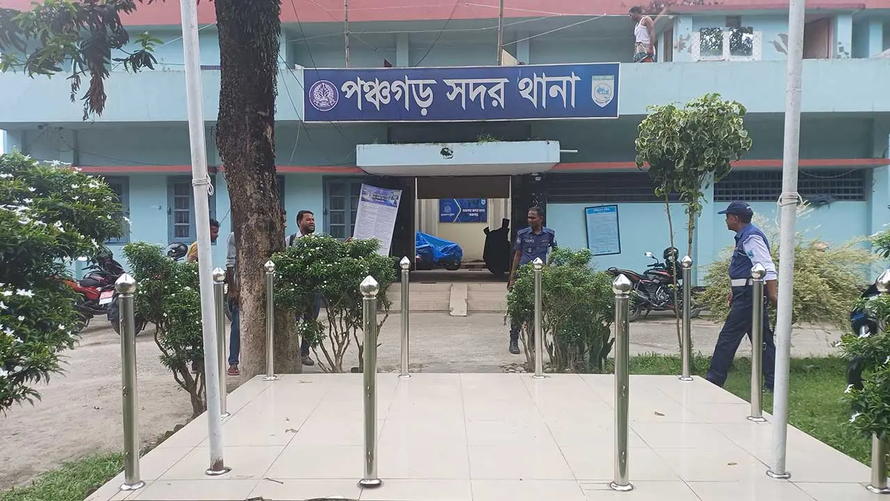 পঞ্চগড়ে ডায়রিয়া আক্রান্ত শিশুর গলায় ছুরি ধরে মাকে গণধর্ষণ