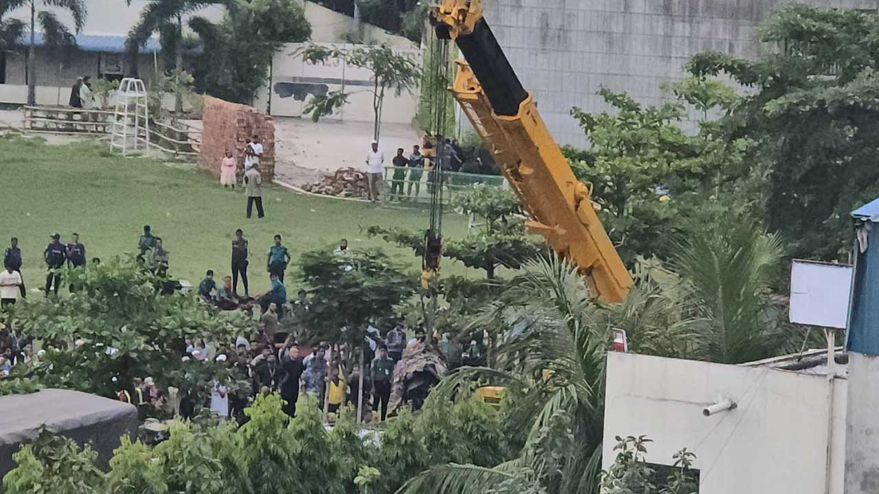 ক্রেন দিয়ে উদ্ধার করা হচ্ছে উত্তরায় বিধ্বস্ত বিমানটি