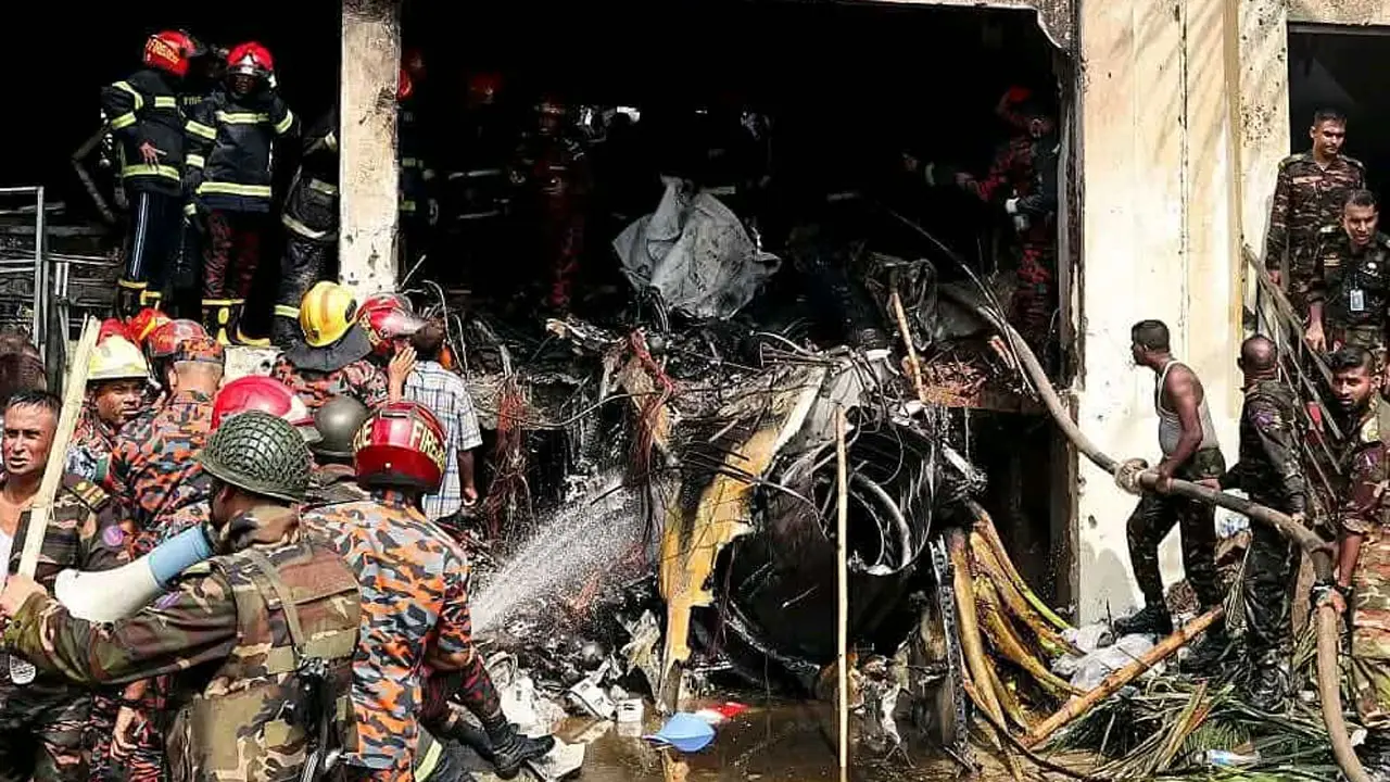 সেদিন স্কুলে স্বল্পসংখ্যক শিক্ষার্থী অভিভাবকের অপেক্ষায় ছিল