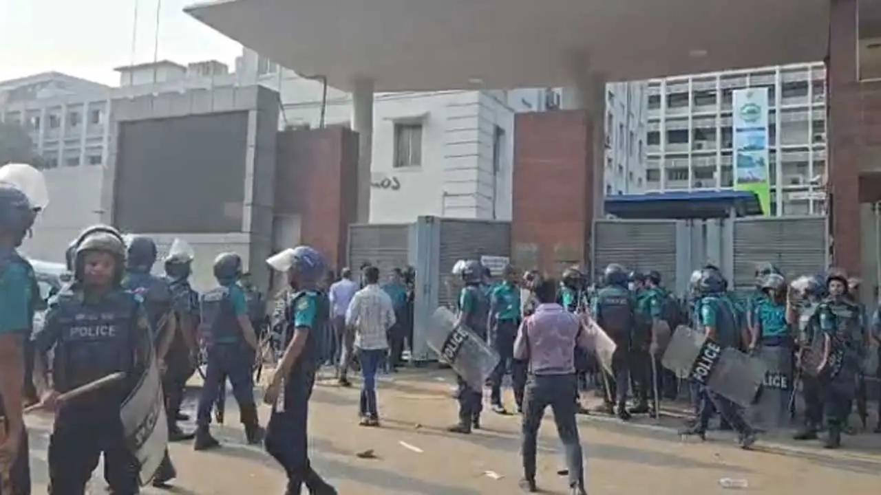 সচিবালয়ে ঢুকে গাড়ি ভাঙচুর করল শিক্ষার্থীরা, পুলিশের লাঠিপেটায় ছত্রভঙ্গ