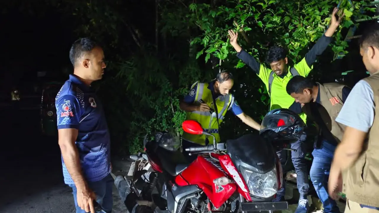 চুরি-ডাকাতি-ছিনতাই ঠেকাতে নোয়াখালীতে মধ্যরাতে পুলিশের চেকপোস্ট