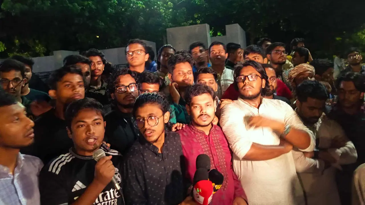 মিটফোর্ডে ব্যবসায়ীকে হত্যার প্রতিবাদে ঢাবিতে বিক্ষোভ