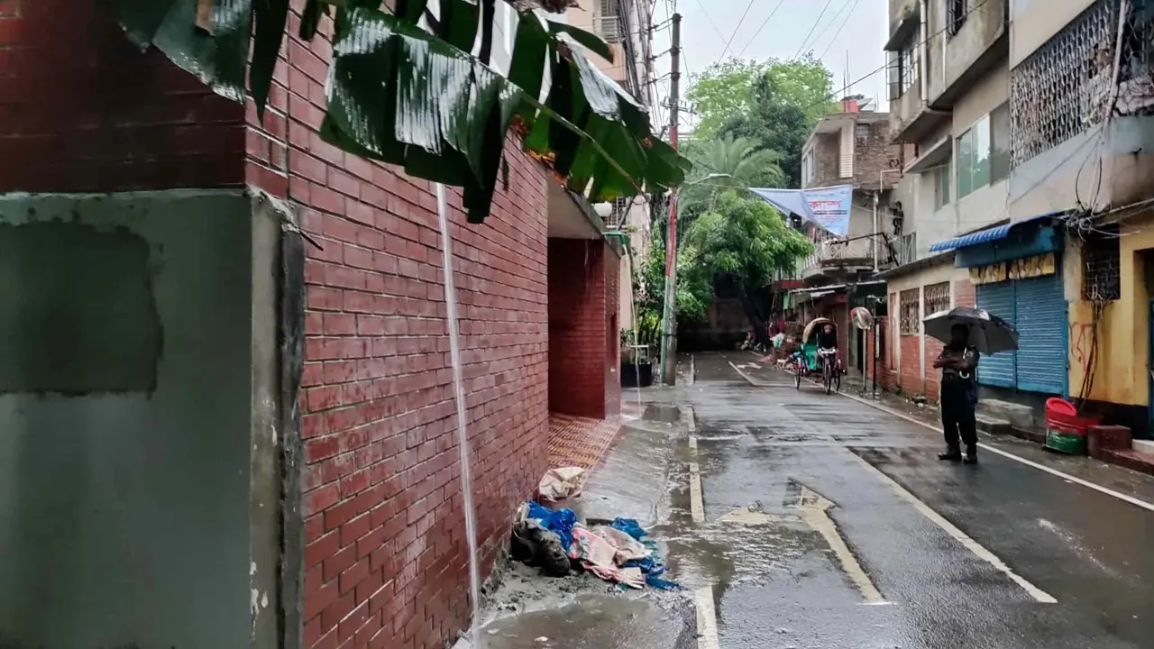 ভ্যাপসা গরমের পর মধ্যরাতে স্বস্তির বৃষ্টি