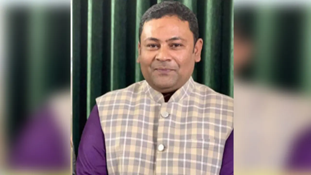 যুবলীগ নেতাকে ধরতে ভবন ঘেরাও, কল করে বললেন, ‘খুঁজে লাভ হবে না’