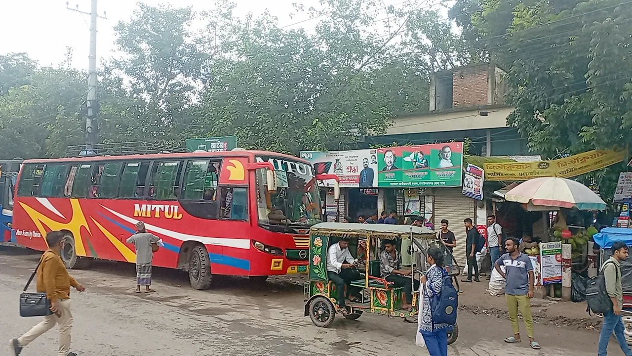 ৩ দিন পর চাঁপাইনবাবগঞ্জ-রাজশাহী রুটে বাস চলাচল স্বাভাবিক