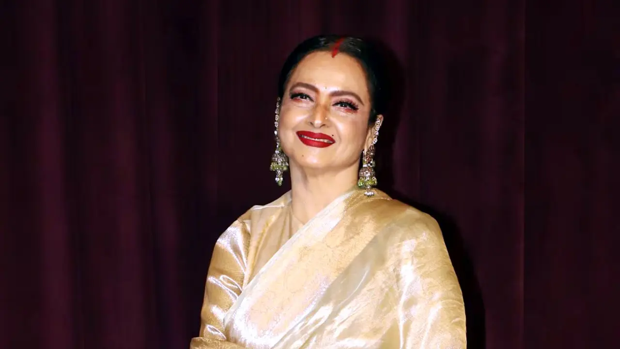 ৭০ বছরেও তরুণী রেখা, যেভাবে ত্বকের যত্ন নেন অভিনেত্রী