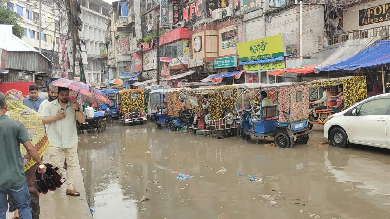 রাস্তার নির্মাণকাজে ধীরগতি, জলাবদ্ধতায় পথচারীদের ভোগান্তি