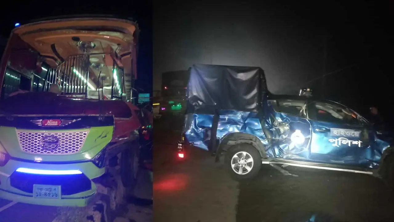 চেকপোস্টে দাঁড়িয়ে থাকা ট্রাকে বাসের ধাক্কা, নিহত ২