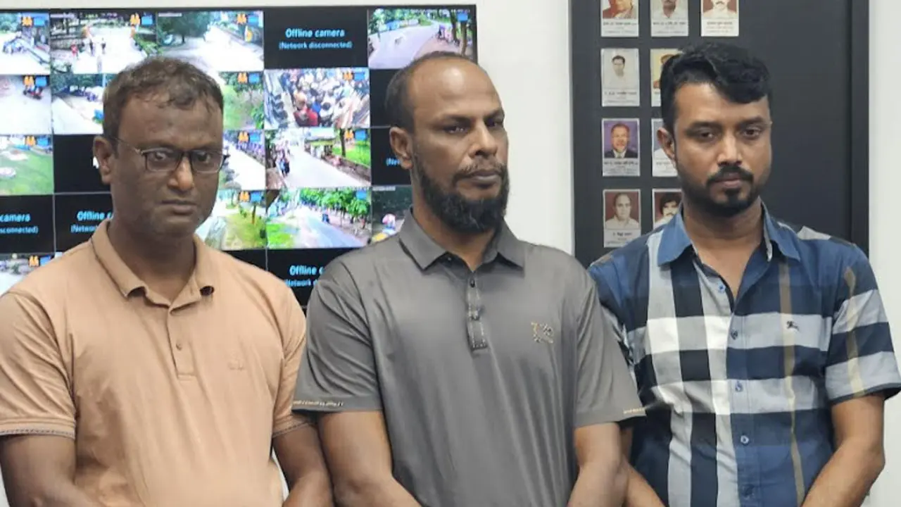রাবির এজহারভুক্ত ৩ কর্মকর্তাকে পুলিশে দিল সাবেক শিক্ষার্থীরা