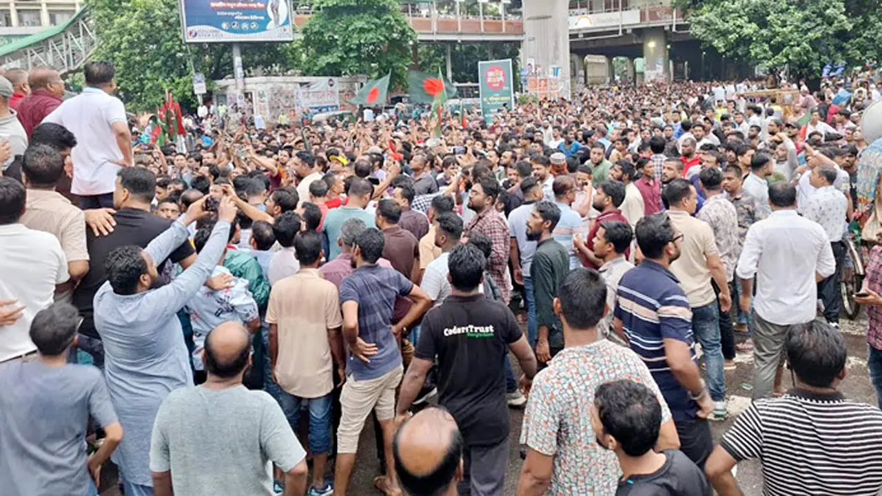 শাহবাগ মোড় অবরোধ করে স্বেচ্ছাসেবক দলের বিক্ষোভ