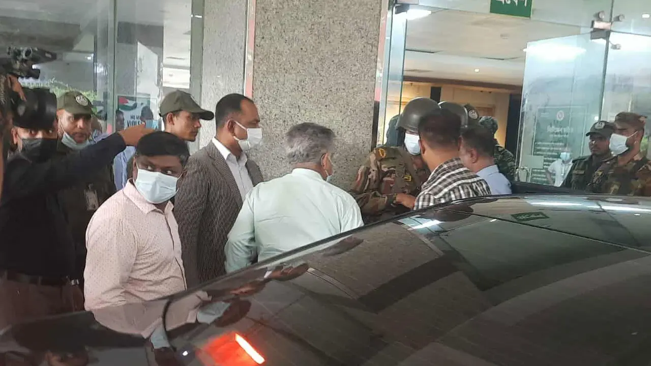 বিমান দুর্ঘটনায় আহতদের দেখতে বার্ন ইনস্টিটিউটে নৌপরিবহন উপদেষ্টা