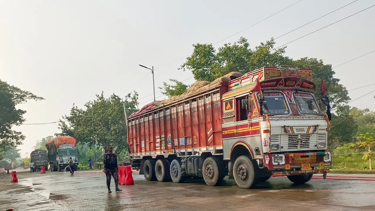 ভোমরা স্থলবন্দরে রপ্তানি বেড়েছে ১০ শতাংশ, রাজস্ব আয় ৯২ কোটি টাকা বেশি