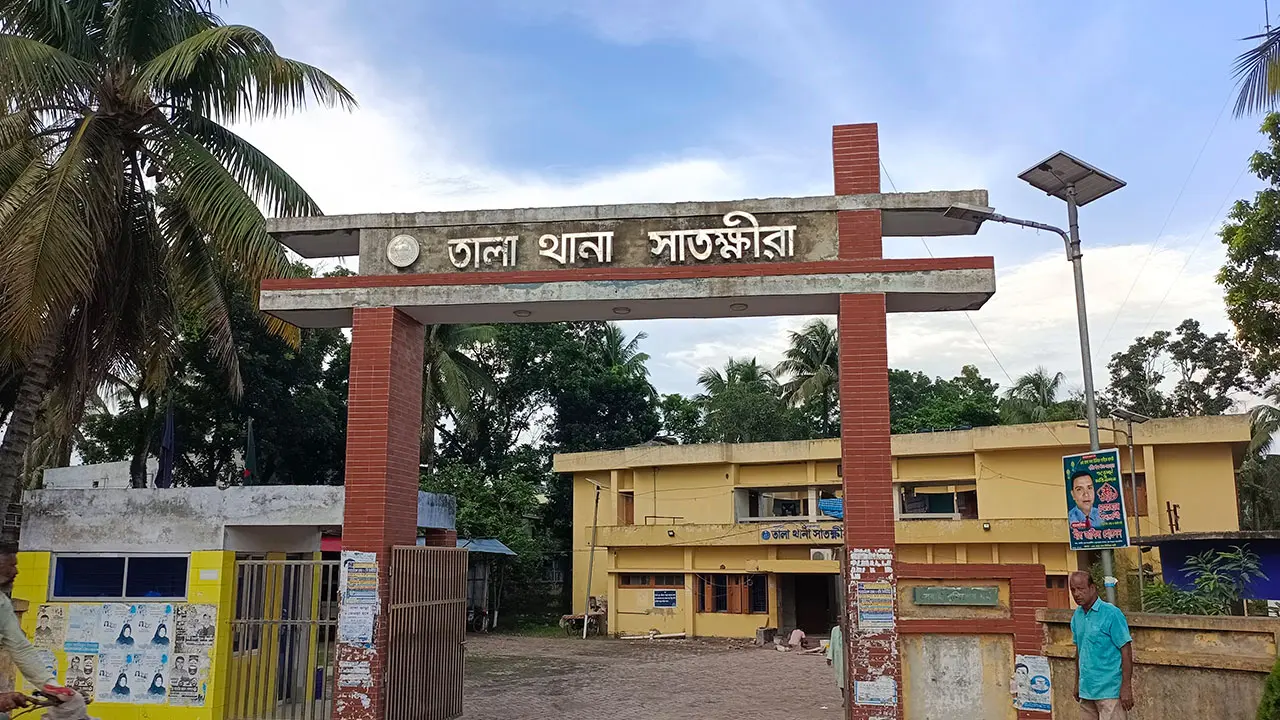 তালায় মাদরাসাশিক্ষককে কুপিয়ে হত্যা, গণপিটুনিতে খুনিও নিহত