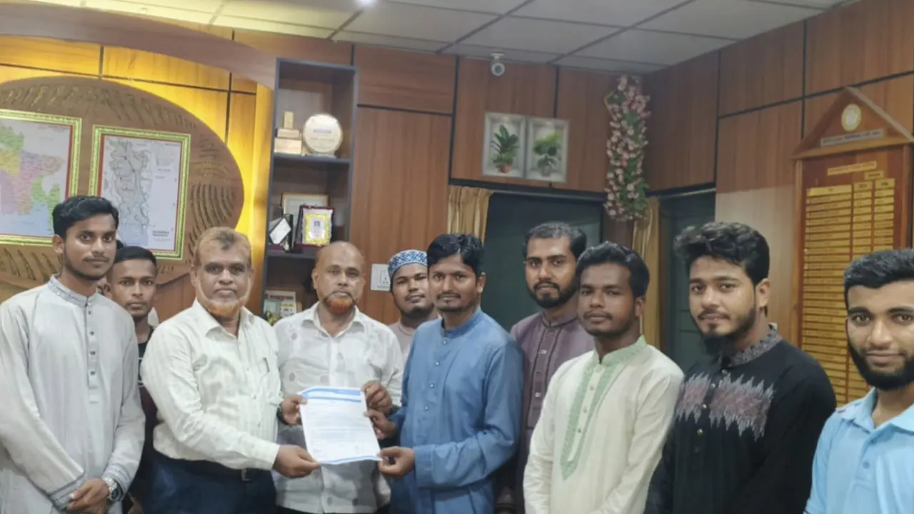 জিয়া হল চালুর দাবিতে সাতক্ষীরা সরকারি কলেজে ছাত্রশিবিরের স্মারকলিপি