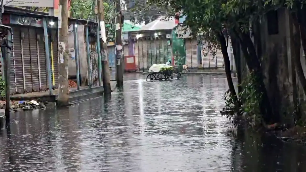 সাভারে বৃষ্টিতে সড়কে জলাবদ্ধতা, ভোগান্তি চরমে