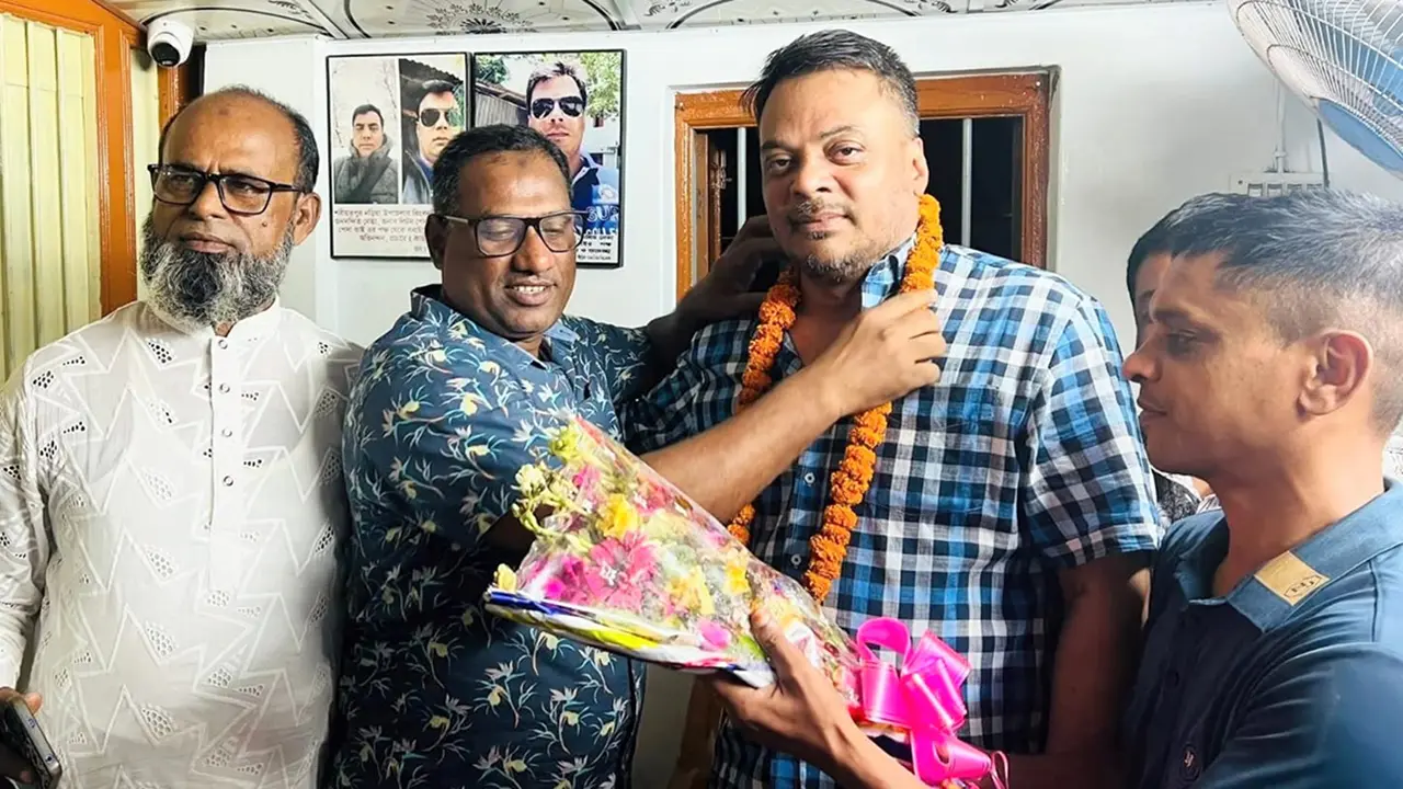 বিএনপি নেতার গলায় ওসির মালা