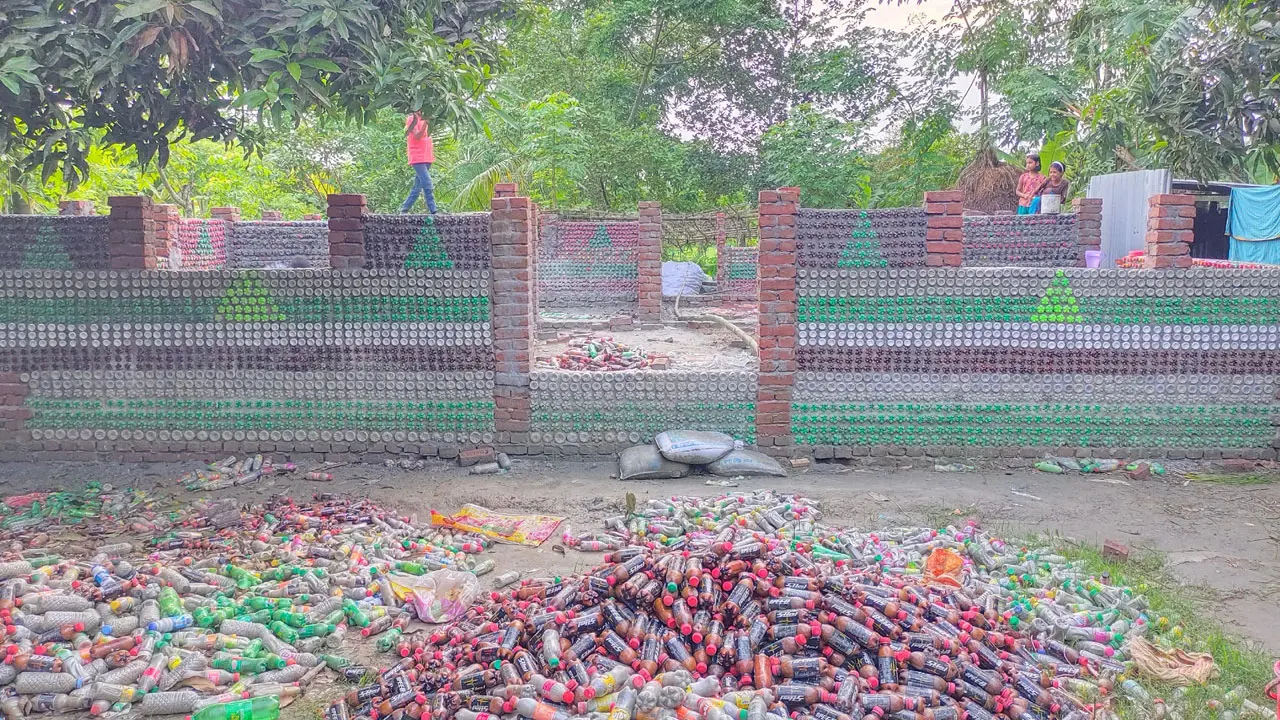 বাড়িটি দেখতে দূর-দূরান্ত থেকে আসছে মানুষ